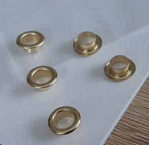 Набір маленьких люверсів для кріплення стендів